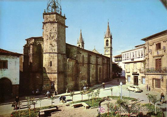 Imagen de la iglesia de Santiago y de la Torre municipal en 1964. Por Arribas