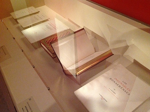 Vitrina de la exposición "Itinerario y memoria de José Lázaro. Editor, coleccionista, bibliófilo" dedicada a su faceta como bibliógrafo
