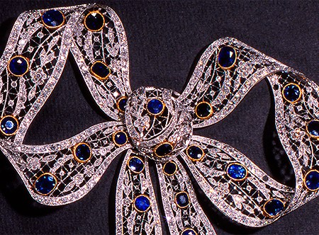 Joya. Detalle del lazo de espalda del Museo Lázaro Galdiano.