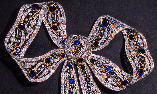 Joya. Detalle del lazo de espalda del Museo Lázaro Galdiano.