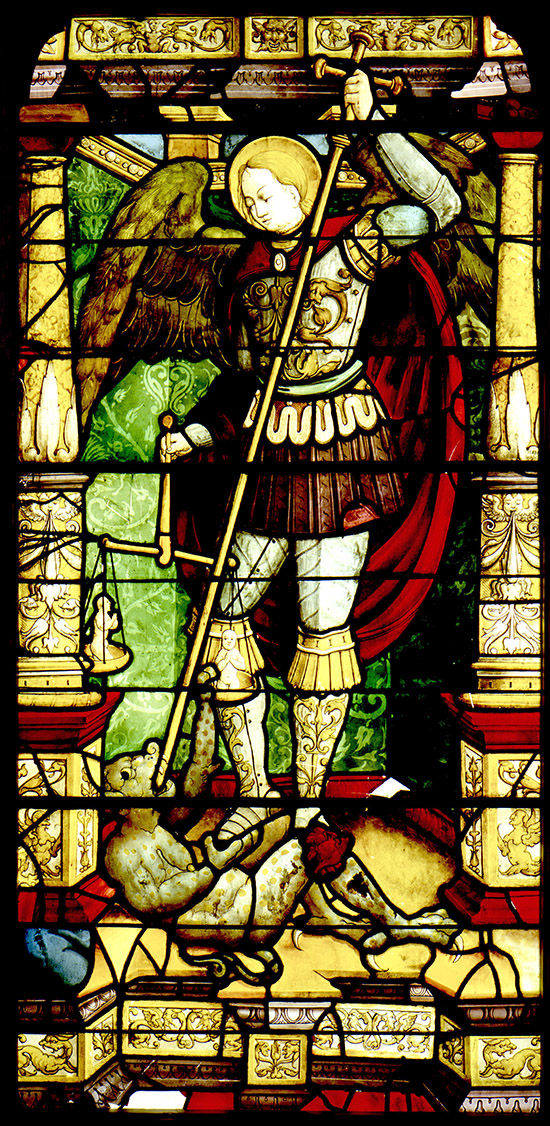 "San Miguel pesando las almas". Vidriera en el Museo Lázaro Galdiano