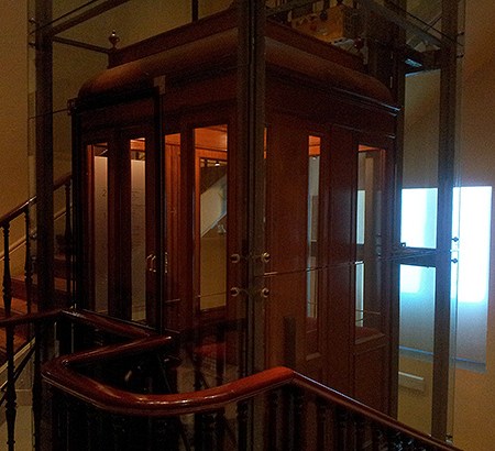 Ascensor de principios del siglo XX del Museo Lázaro Galdiano