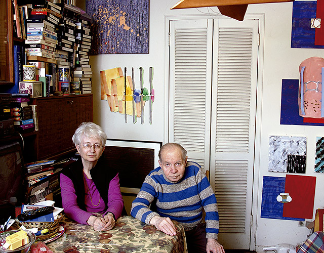 Herb y Dorothy en el salón cuyas paredes están dedicadas a las piezas de Richard Tuttle. Cortesía de Megumi Sasaki. © Herb & Dorothy/Arthouse/Cinedigm.