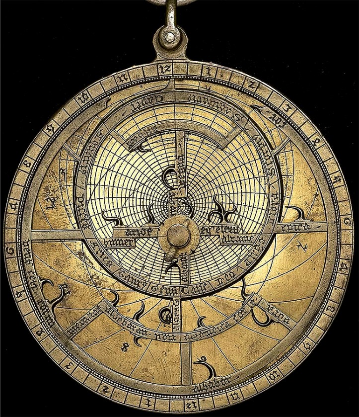 Frente y dorso de un astrolabio atribuido a Jean Fusoris, París, ca. 1400. Museum of the History of Science, Oxford. (Foto: © Museum of the History of Science, Oxford).