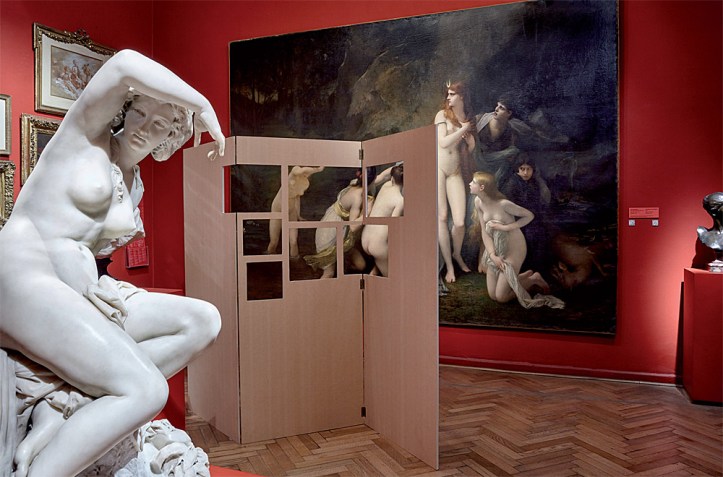 Museo Nacional de Bellas Artes. Sala Guerrico. Intervención de Daniel Joglar, "Buscando un tiempo y una forma", biombos de madera. Bellos Jueves, 2015. (Foto: Gustavo Lowry. Cortesía Daniel Joglar).