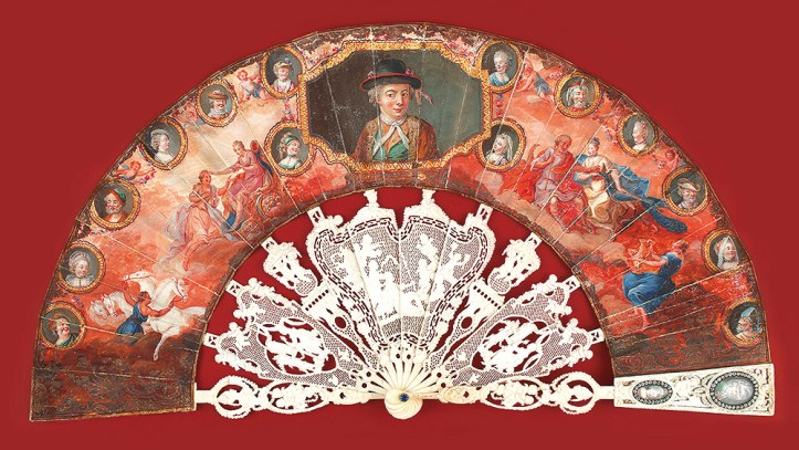 Los abanicos más suntuosos pueden presentar en las palas un espacio reservado para insertar retratos pintados en miniatura con frecuencia enmarcados con pequeños brillantes. Museo Lázaro Galdiano nº inv. 4329.