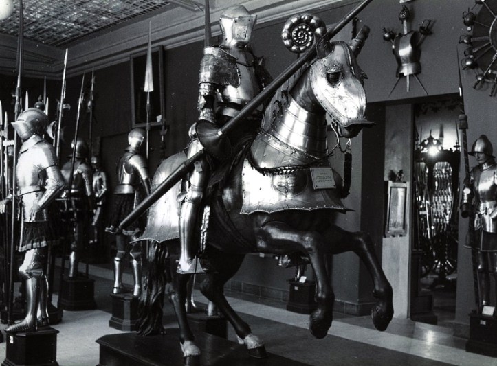 Fotografía de la armería del duque de Medinaceli en su palacio de Madrid, ca. 1900. Ministerio de Defensa, Museo del Ejército y Biblioteca (MUE-120515).