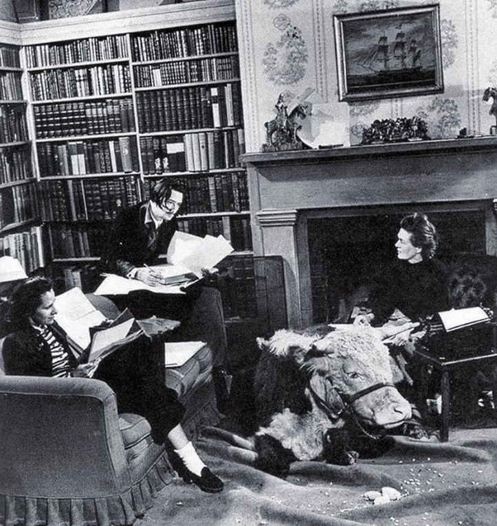 “Life Calls on Salvador Dali: Surrealist Artist ‘Enchants’ Virginia Manor’”, Life, 7 de abril de 1941, p. 98.