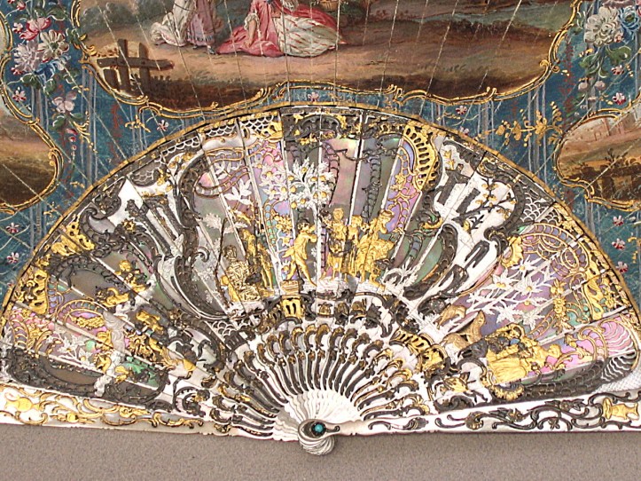 FIGURA 1. Varillaje francés de nacar con aplicaciones de láminas de plata, acompañada con fino trabajo de "grillé" y "pointillé", calado en forma de rejilla y puntos.