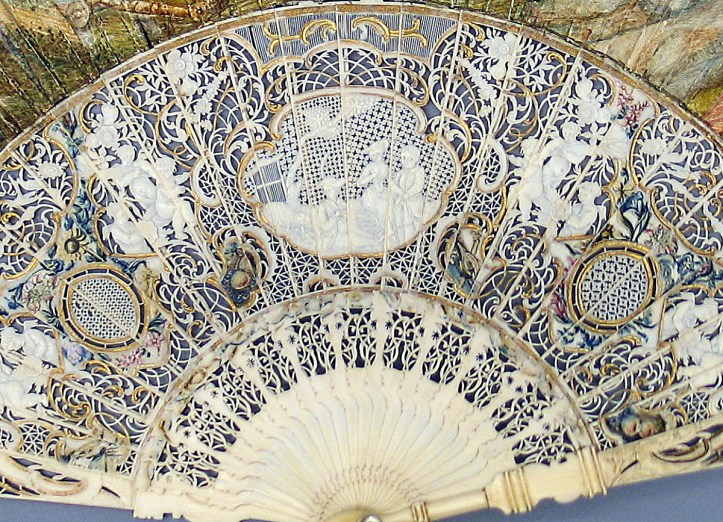 Varillaje de marfil tallado, calado, con trabajo de grillé y puntillé, grabado y pintado.