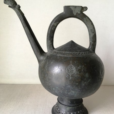 1.- "Jarra aguamanil". Irán, siglo XVII. Bronce fundido y cincelado. 31 x 10 cm (diámetro base). Inv. 8072.