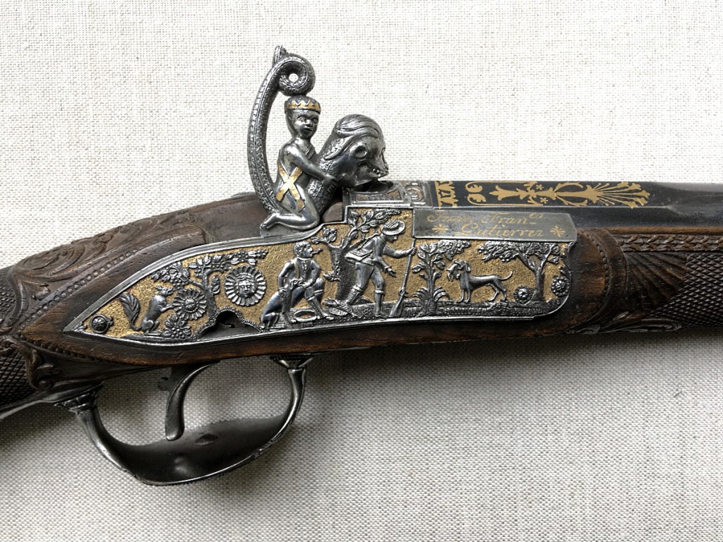 Fig. 2. Detalle de la escopeta de caza de María Cristina de Borbón con la firma de Juan Francisco Gutiérrez 
