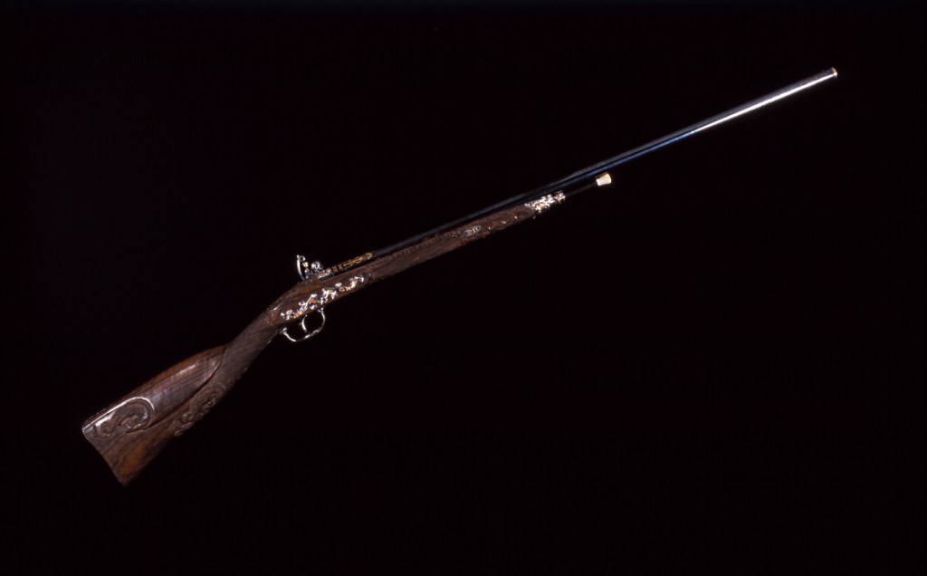 Fig. 1. Juan Francisco Gutiérrez [caja y llave]; Ramón Zuloaga [cañón]. "Escopeta de caza de María Cristina de Borbón". Madrid, 1830-35. Acero, madera, asta, textil, hierro y hueso. Inv. 968