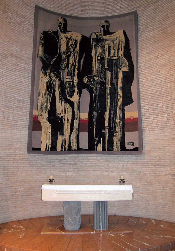 Joaquín Vaquero Turcios: tapiz de San Pedro y San Pablo, columnas de la Iglesia, 1967. Capilla de San Pedro y San Pablo en la Basílica del Amor Misericordioso, Collevalenza, Italia. (Foto: L. de la Calle Vian). © Joaquín Vaquero Turcios, VEGAP, Madrid, 2020.