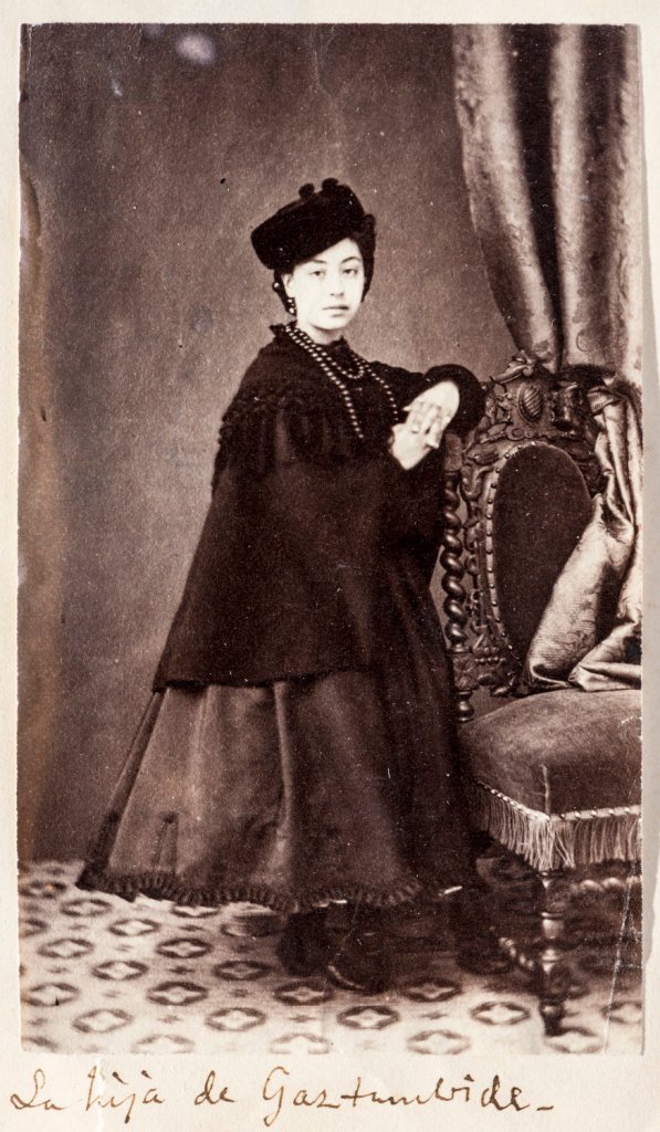 Fotografía de Consuelo Gaztambide. En Fotografías recogidas por el pintor Manuel Castellano. Tomo 3. Biblioteca Nacional de España, Madrid.