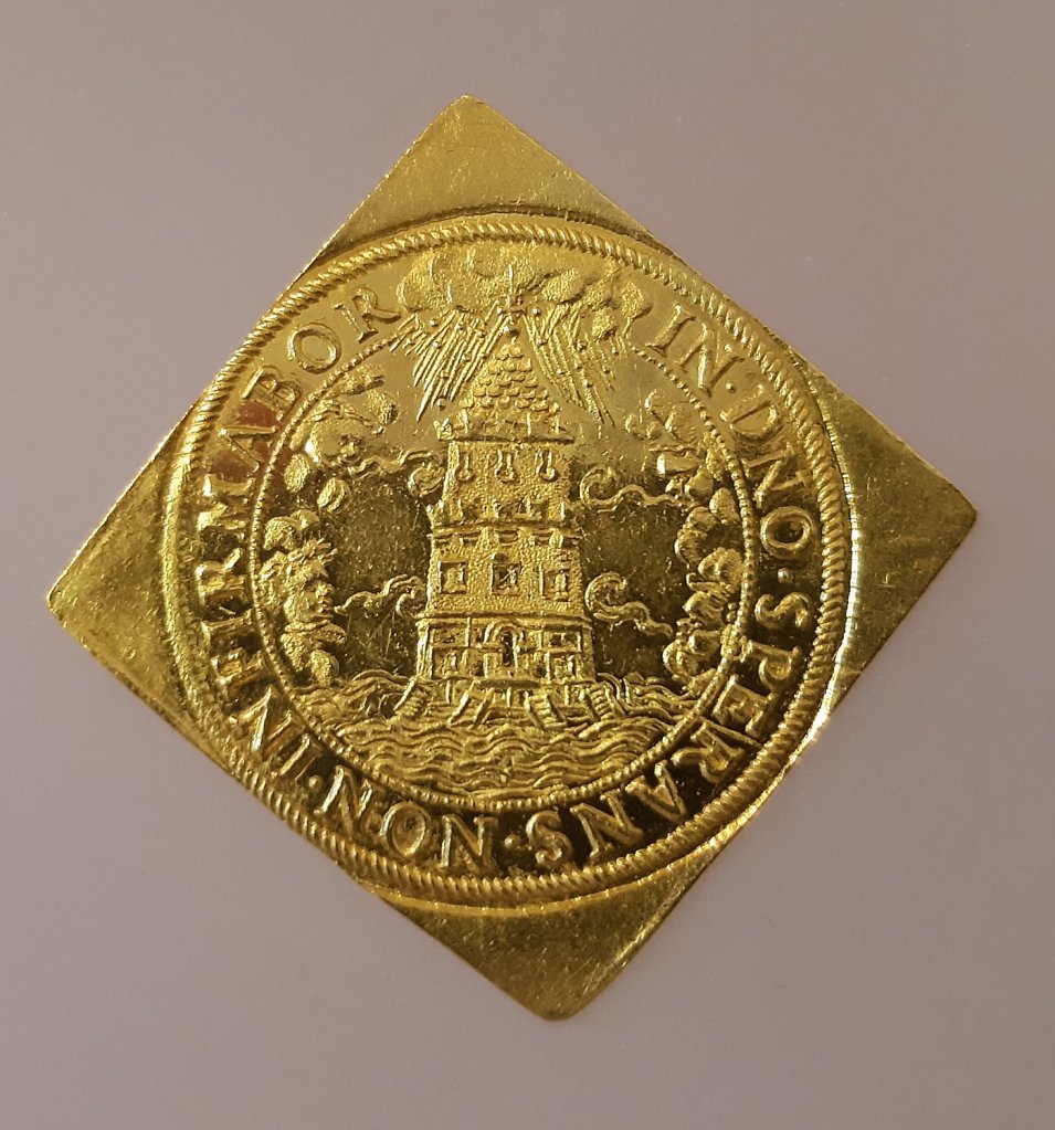 Cuatro ducados, reverso (1593). Museo Lázaro Galdiano