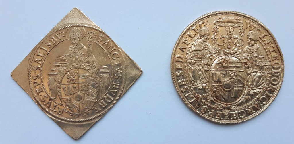 Dos monedas emitidas por Wolf Dietrich von Raitenau en el Museo Lázaro Galdiano