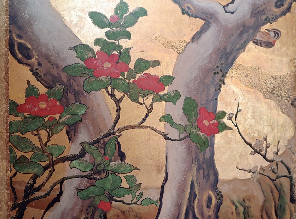 Kanō Einō: biombo Shiki kachō-zu (Flores y pájaros de las cuatro estaciones), h. 1670. Colección particular. Detalle: unas camelias entre los troncos de pino y un pico picapinos