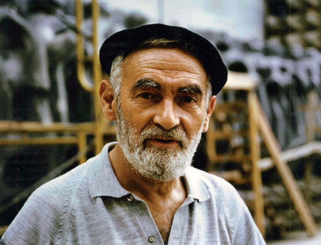 Oteiza, ante sus apóstoles de
Aránzazu (1988).