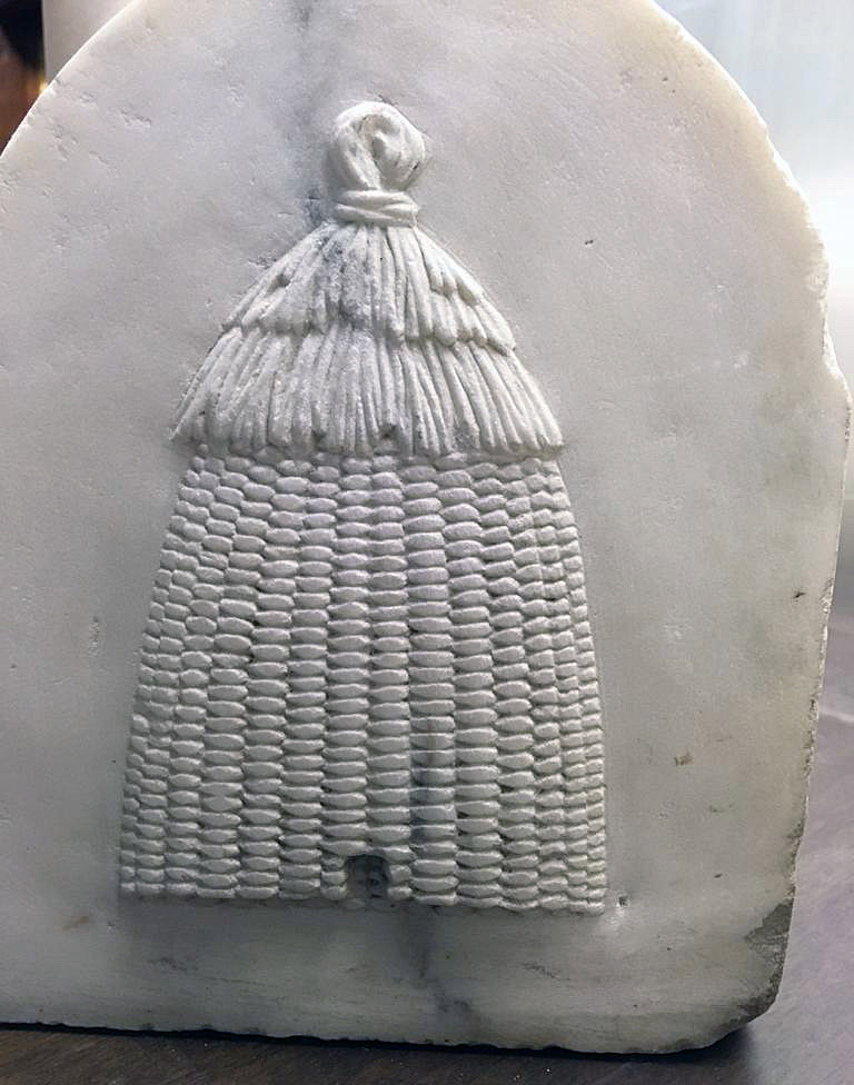 Fig. 8. Louis-Alexandre Romagnési, Busto de hombre (¿Daniel-François-Esprit Auber?), 1828, detalle con la colmena masónica