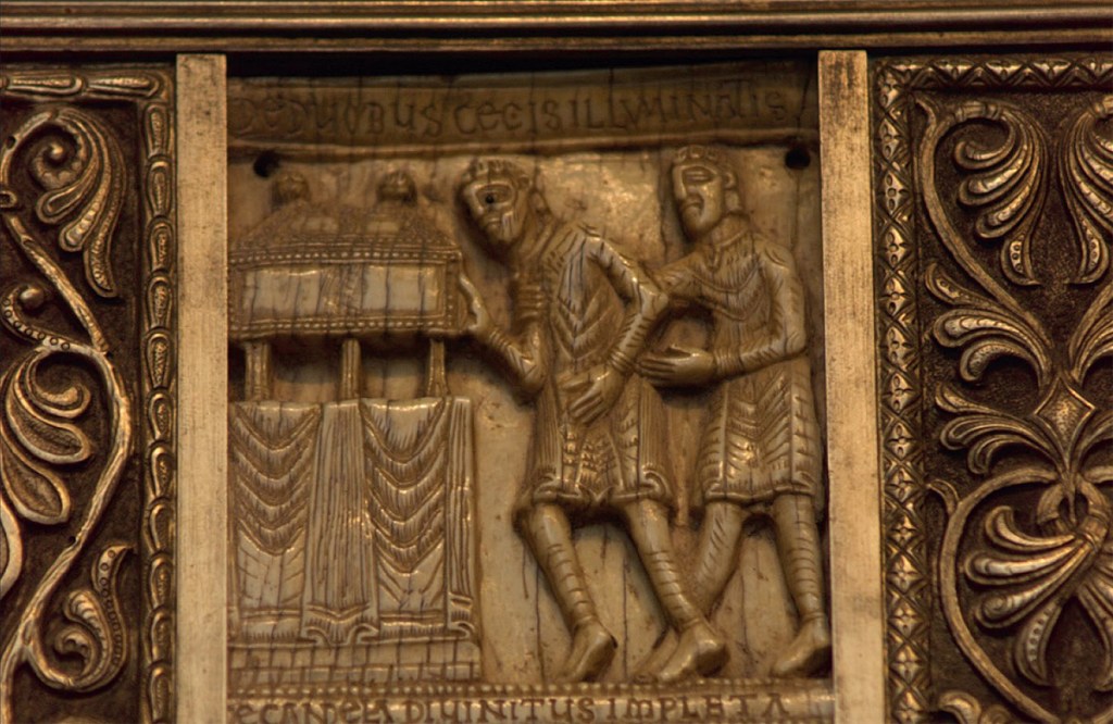 "Milagro de la curación de dos ciegos". Detalle de la placa de marfil de la arqueta de San Millán de la Cogolla, monasterio de Yuso, La Rioja. © Monasterio de Yuso