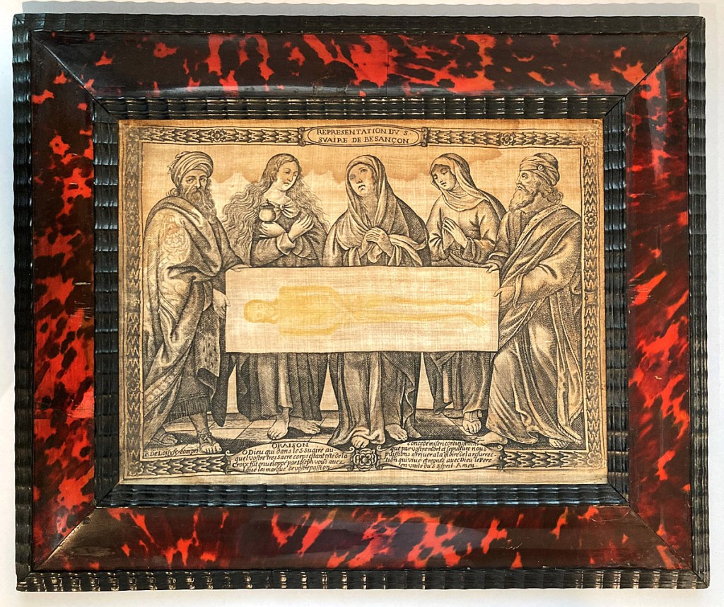 Fig. 5. Pierre II de Loisy. El santo sudario de Besançon. Francia, 1658-1670. Grabado en tinta negra y ocre, con añadidos a mano de gouache rojo, sobre tela (montado sobre madera). 203 x 272 mm. Marco de madera de pino cubierto de concha de tortuga carey con molduras de ébano tallado. España, segunda mitad del siglo XVII. 38 x 32 cm. Museo Lázaro Galdiano. Inv. 12665.