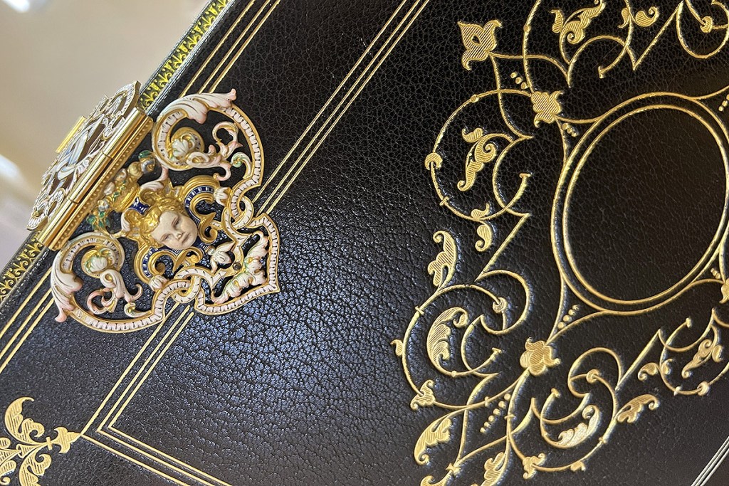 Fig. 13. Álbum Colección Lázaro. Detalle de esmalte de Wièse. Hacia 1924. Biblioteca Lázaro Galdiano. IB 15288