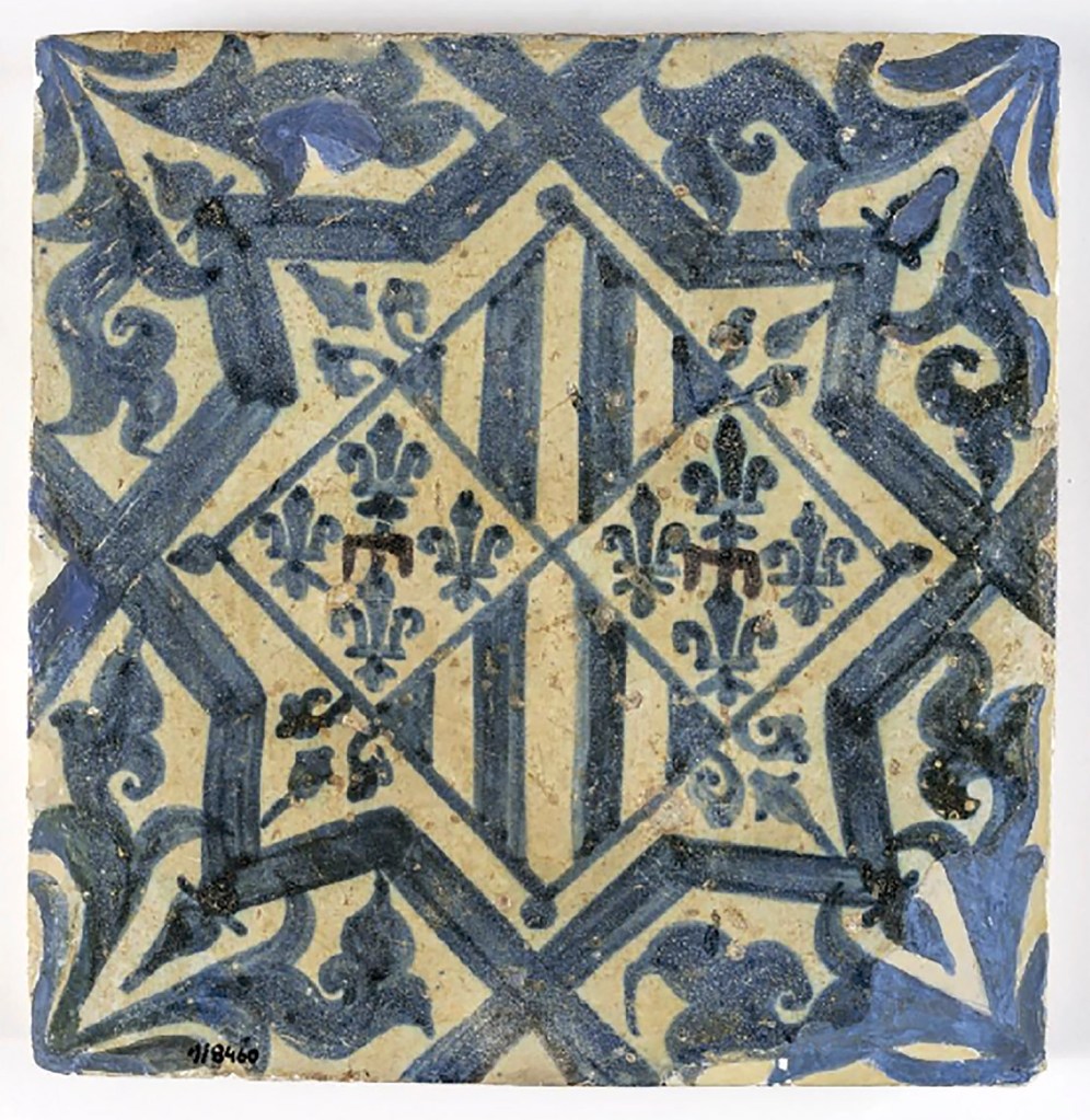 Azulejo valenciano con el escudo de Margarita de Prades, primer tercio del siglo XV, núm. inv. CE1/08460, Museo Nacional de Cerámica González Martí (Fotografía: Pilar Záforas Gil) Azulejo valenciano con el escudo de Margarita de Prades, primer tercio del siglo XV, núm. inv. CE1/08460, Museo Nacional de Cerámica González Martí (Fotografía: Pilar Záforas Gil)