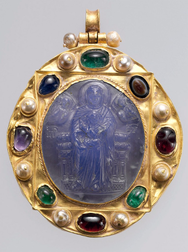Broche colgante con camafeo, c. 1100 (camafeo) y c.1100-1300 (montura), The Metropolitan Museum of Art, Nueva York, inv. 2007.9 Broche colgante con camafeo, c. 1100 (camafeo) y c.1100-1300 (montura), The Metropolitan Museum of Art, Nueva York, inv. 2007.9