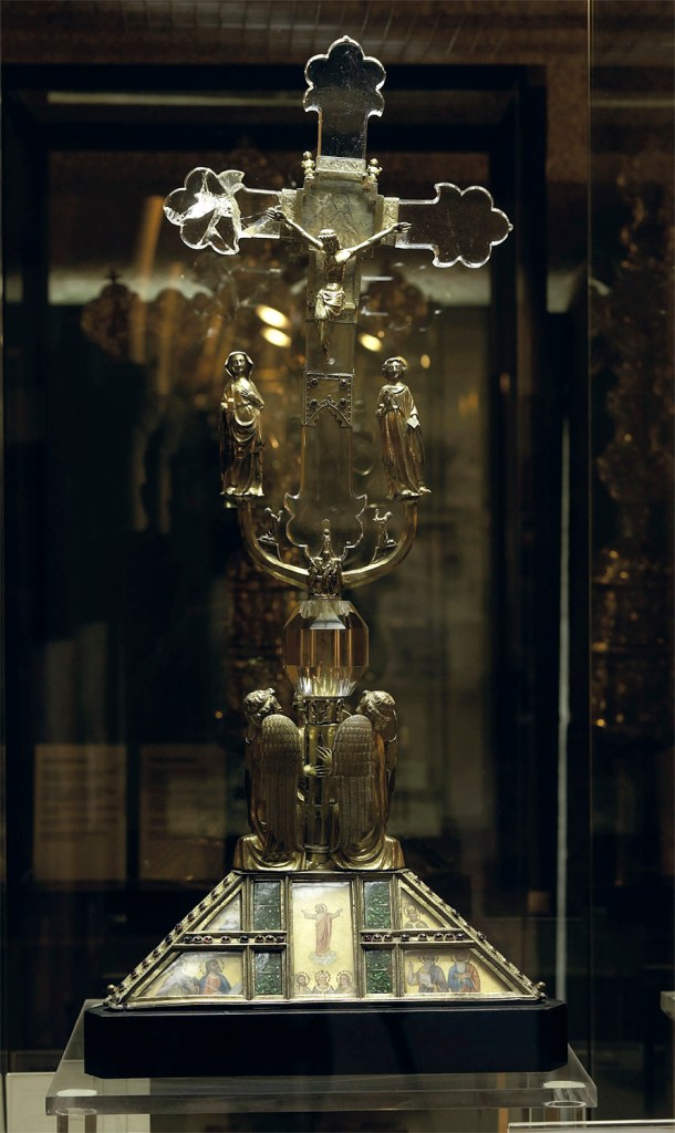 Cruz de cristal de roca de Santa Clara de Allariz, Museo de Arte Sacro, inv. 2. Anverso y reverso (antes de la restauración de 2014) (Fotografía Ignacio Mascuñán Freijanes) Cruz de cristal de roca de Santa Clara de Allariz, Museo de Arte Sacro, inv. 2. Anverso y reverso (antes de la restauración de 2014) (Fotografía Ignacio Mascuñán Freijanes)