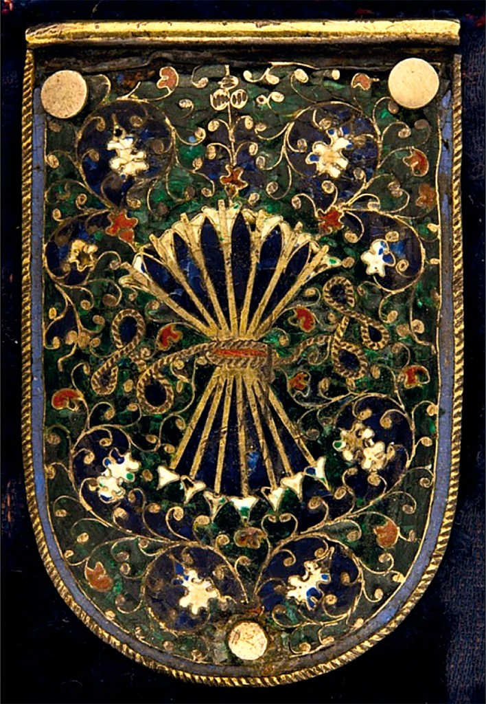 Detalle de los esmaltes nazaríes en la funda de las Siete Partidas de los Reyes Católicos Detalle de los esmaltes nazaríes en la funda de las Siete Partidas de los Reyes Católicos